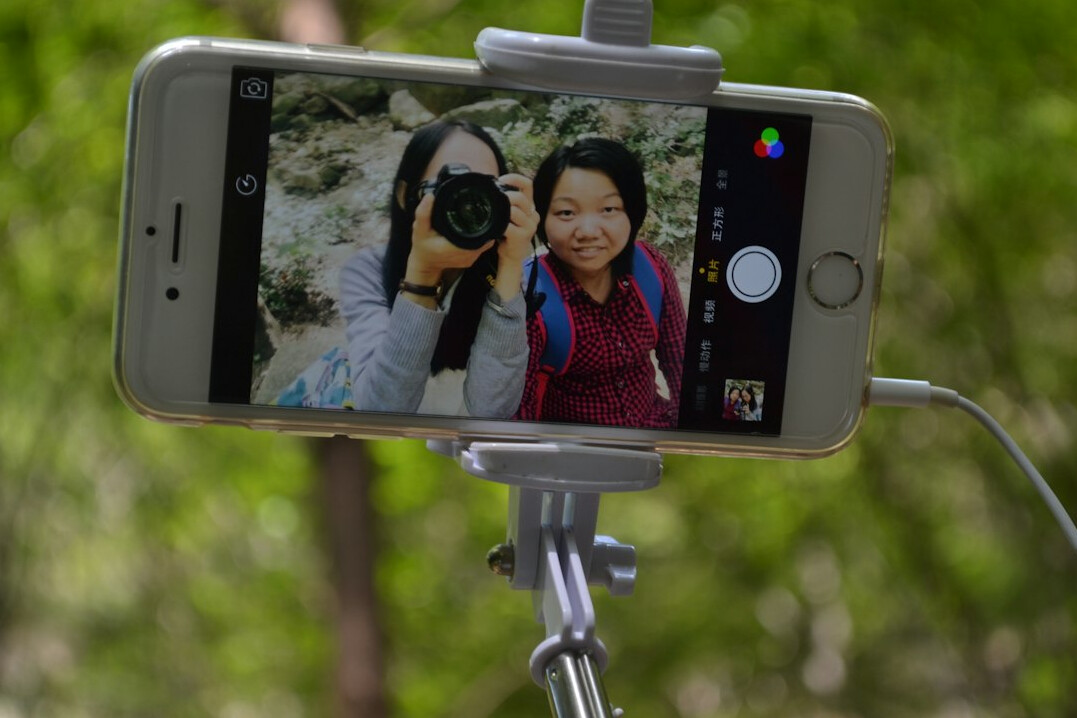 Smartphone recording content with ring light